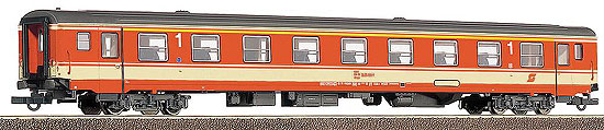 Passenger car 1st class<br /><a href='images/pictures/Roco/64780.jpg' target='_blank'>Full size image</a>